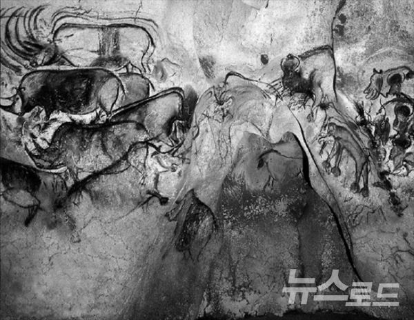 약 3만년 전의 그림으로써 들소사냥을 할 때 동물가죽의 탈을 쓴 샤먼(반인반수)이 뒤에서 쫓는 장면이다. 이러한 벽화는 토테미즘에서 나타나는 방어기제에서 비롯되었다.