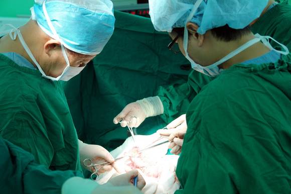 공유경제와 의료서비스의 결합을 시도한 부산 온종합병원 암센터의 수술 모습.