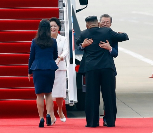 순안공항에 김정은 위원장이 문재인 대통령을 직접 영접했다.사진=연합뉴스