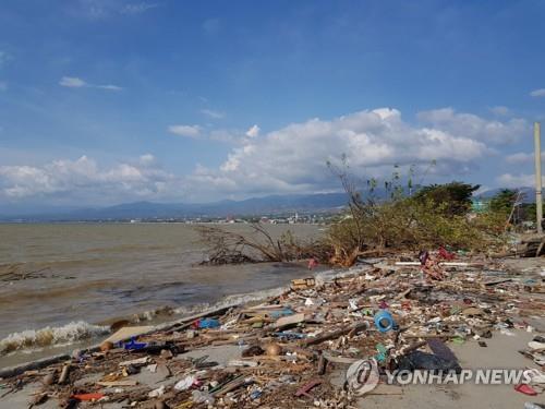 규모 7.5 강진이 덮쳐 대규모 인명피해가 초래된 3일 인도네시아 중앙술라웨시 주 팔루 해변이 잔해에 뒤덮여 있다. 사진=연합뉴스