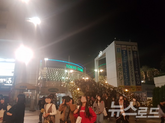 14일 방탄소년단의 일본 도쿄돔 공연을 관람하고 나오는 팬들.