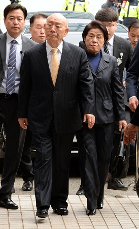 전두환 전 대통령이 부인 이순자 여사와 함께 11일 광주지방법원에 들어서고 있다.사진=연합뉴스