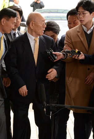 전두환 전 대통령이 11일 광주지방법원에 들어서며 취재진 질문에 "왜 이래"라고 말하고 있다.사진=연합뉴스