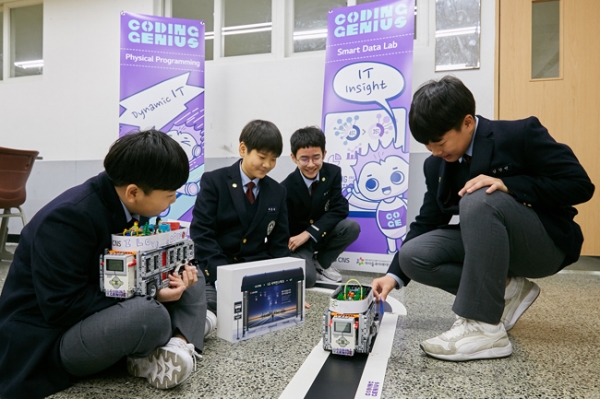 신일중학교 학생들이 자율주행버스를 만들어 주행 시험을 진행하는 모습 / 사진 제공 = LG CNS