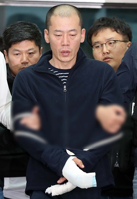 진주 아파트 방화·살인 혐의로 구속된 안인득(42)이 병원을 가기 위해 19일 오후 경남 진주경찰서에서 이동하고 있다.사진=연합뉴스