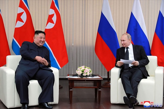 지난 4월26일 김정은 북한 국무위원장과 블라디미르 푸틴 러시아 대통령이 단독회담회담에 앞서 모두발언을 하며 웃고 있는 모습.사진=연합뉴스