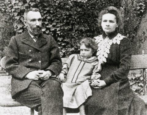 좌로부터 피에르 퀴리와 큰딸 이레네, 그리고 마리 퀴리. ⓒ 위키미디어 public domain