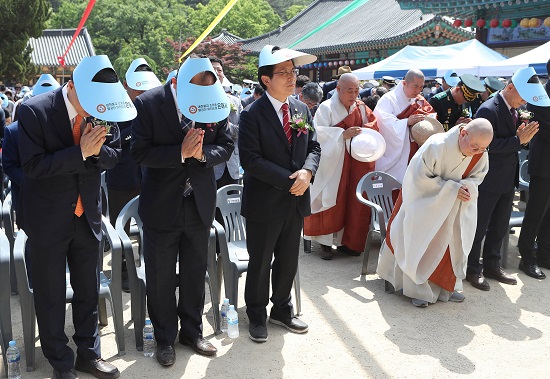 자유한국당 황교안 대표가 부처님오신날인 12일 오후 경북 영천시 은해사를 찾아 봉축 법요식에 참석한 모습. 사진=연합뉴스