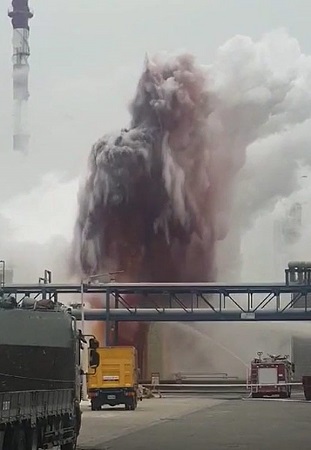 17일 오후 충남 서산시 한화토탈 공장 내 옥외 탱크에서 유증기가 분출하고 있다. 사진=연합뉴스