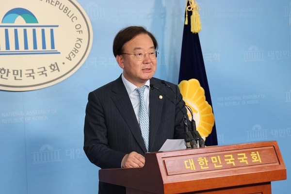 자유한국당 강효상 의원이 지난 9일 한미 정상 간 통화내용을 공개한 것에 대해 국민의 알 권리를 위한 공익제보라고 주장해 논란이 되고 있다. 사진=강효상 의원 페이스북