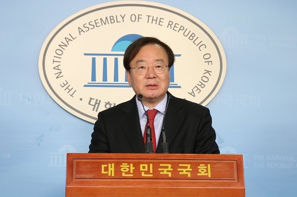 자유한국당 강효상 의원이 지난 9일 국회 기자회견에서 한미 정상 통화내용에 대해 발언하고 있다. 사진=강효상 의원 페이스북