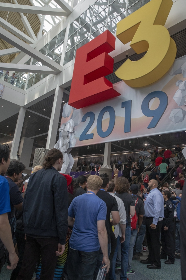 11일(현지시각) 미국 로스앤젤레스 LA컨벤션센터에서 세계 최대 게임쇼 E3가 개막하자 관람객들이 입장하기 위해 줄지어 서 있다. [사진=연합뉴스]