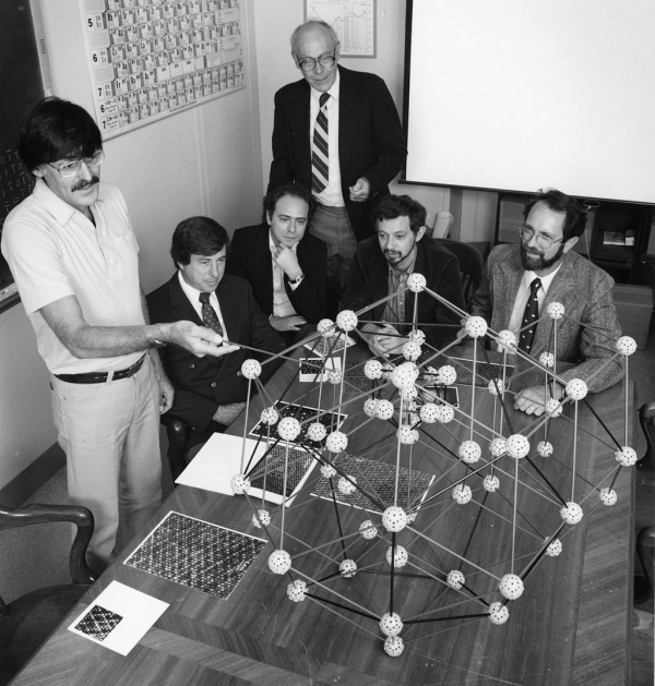 준결정의 원자구조를 설명하고 있는 셰흐트만 박사(맨 왼쪽에 서 있는 사람, 1985년 촬영). ⓒ Public Domain