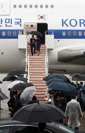 G20 정상회의에 참석하는 문재인 대통령과 김정숙 여사가 27일 오후 오사카 간사이 국제공항에 도착한 공군 1호기에서 내리고 있다.사진=연합뉴스