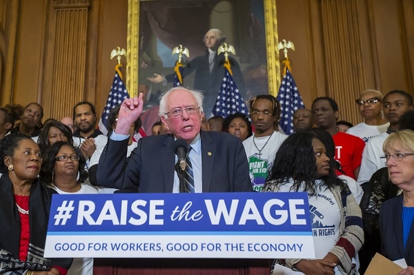 버니 샌더스 상원의원이 지난 1월16일 기자회견에서 최저임금 인상 법안(Raise the Wage Act)에 대해 설명하고 있다. 사진=연합뉴스