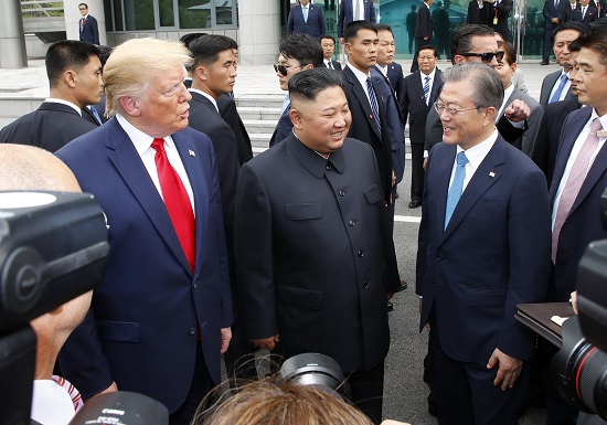 문재인 대통령(오른쪽부터), 북한 김정은 국무위원장, 미국 도널드 트럼프 대통령이 30일 오후 판문점 남측 자유의 집 앞에서 만나 얘기를 나누고 있다. 사진=연합뉴스