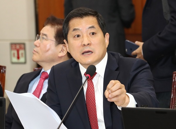 자유한국당 박대출 의원은 지난 3월 부양의무 불이행을 상속결격사유에 포함시키는 법안을 발의했다. 사진=연합뉴스