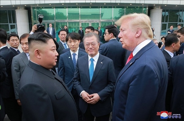 지난달 30일 판문점에서 문재인 대통령, 김정은 북한 국무위원장, 도널드 트럼프 미국 대통령이 만나 대화를 나누고 있다. 사진=조선중앙통신