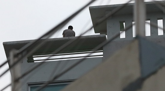 8일 오후 경남 거제시 옥포동 한 주상복합아파트 옥상에서 박모(45)씨가 경찰과 대치하고 있다.사진=연합뉴스