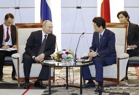 지난 6월 29일 블라디미르 푸틴 러시아 대통령(왼쪽)과 아베 신조(安倍晋三) 일본 총리(오른쪽)이 오사카 시내에서 정상회담을 열고 있다.사진=연합뉴스