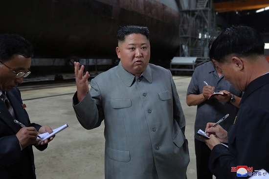 김정은 북한 국무위원장이 새로 건조한 잠수함을 시찰했다고 조선중앙통신이 23일 보도했다.사진=연합뉴스