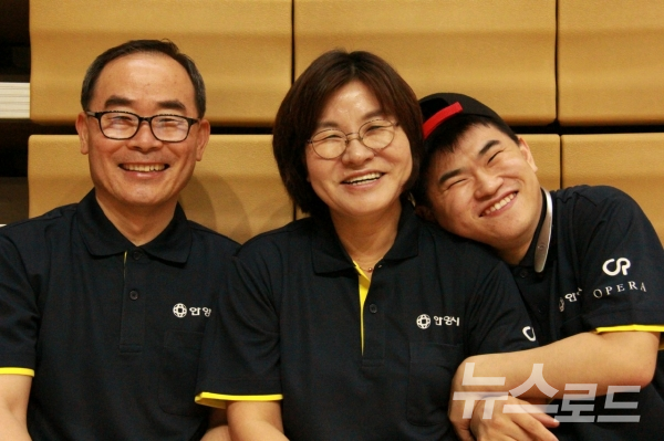 하모니카 가족 앙상블의 주인공, 아빠 김영진씨와 엄마 오영숙씨, 아들 김민태씨의 모습(사진)
