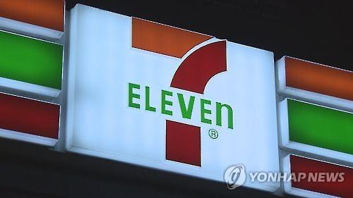 (사진=연합뉴스)일본 상품 불매운동이 확산하면서 세븐일레븐이 "당사는 대한민국 기업"이라는 긴급 안내문을 배포했다.