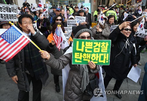 (사진=연합뉴스) 지난 2017년 '엄마방송'대표 주옥순이 이끄는 엄마부대외 보수단체 회원들이 박근혜 대통령 탄핵을 반대하는 집회를 하고 있다.
