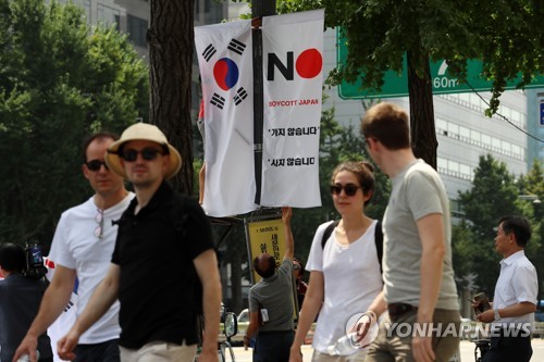 (사진=연합뉴스) 6일 오전 서울 중구 남대문로에서 중구청 관계자가 일본이 백색국가(화이트리스트)에서 한국을 제외한 것에 대한 항의의 뜻으로 '노(보이콧) 재팬' : 가지 않습니다 사지 않습니다'라고 적힌 배너기를 설치하고 있다.