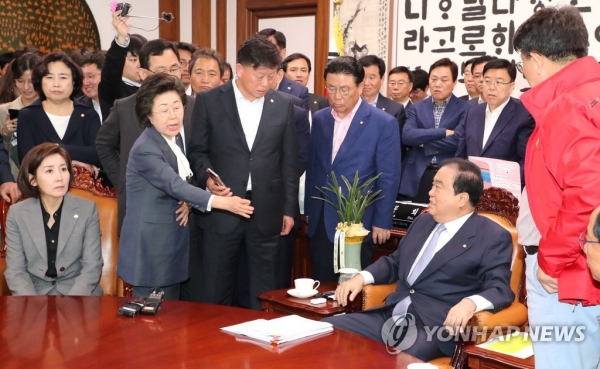 (사진=연합뉴스) 자유한국당 의원들과 설전 벌이는 문희상 국회의장 [연합뉴스 자료사진]