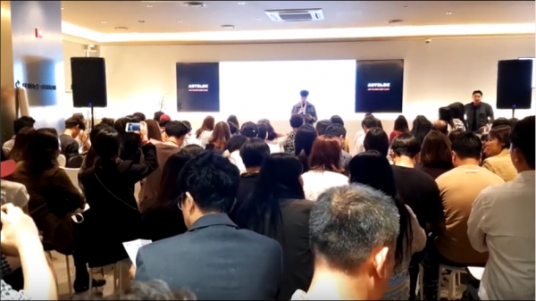 지난 2019년 9월 19일, 아트블록이 강남N타워 라운지엑스에서 '데이비드 호크니'의 작품 2점에 대한 소유권 판매를 진행했다. (사진=유튜브 갈무리)