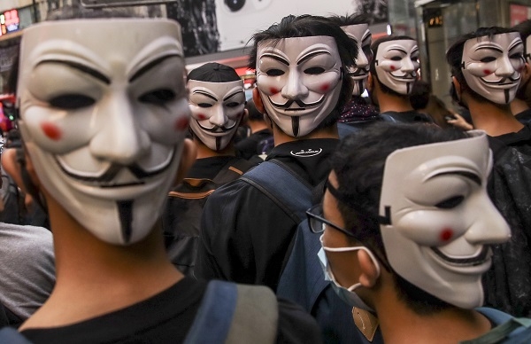 홍콩 정부의 '복면금지법' 시행에 반대하는 시위대가 6일 영화 '브이 포 벤데타'에서 저항의 상징이 된 '가이 포크스' 가면을 쓰고 있다. 사진=연합뉴스,