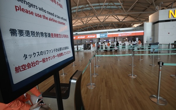 지난 8월 4일 인천국제공항 탑승수속 카운터가 일본행 항공기 수속 시간임에도 비교적 한산한 모습을 보이고 있다. 사진=연합뉴스