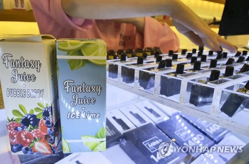 23일 오후 서울 한 전자담배 판매점에서 관계자가 액상형 전자담배를 소개하고 있다. 이날 박능후 보건복지부 장관은 '액상형 전자담배' 사용중단을 권고했다. (사진=연합뉴스)