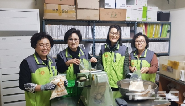 노원 푸드마켓에서 쌀을 소분하는 봉사자들의 모습 (왼쪽에서 세번째 김인숙씨.)