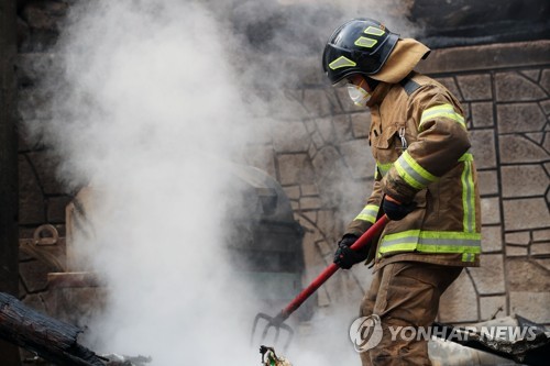 지난 4월 6일 강원 속초시 장사동에서 잔불을 제거하는 소방공무원 모습 (사진=연합뉴스)