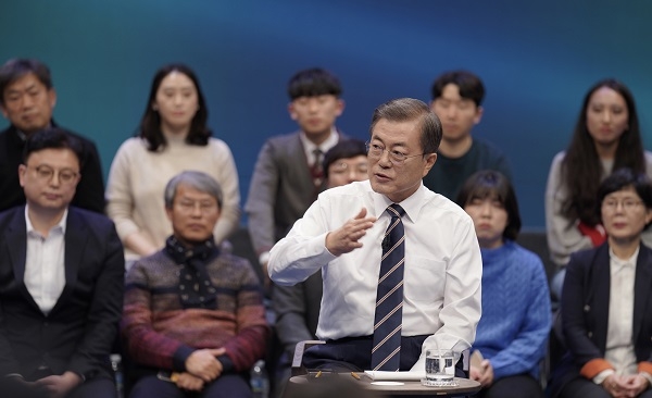 문재인 대통령이 19일 오후 서울 상암동 MBC에서 진행된 '국민이 묻는다, 2019 국민과의 대화'에서 국민들의 질문에 답변하고 있다. 사진=연합뉴스