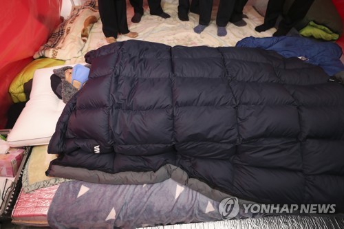 7일째 단식투쟁을 이어가고 있는 자유한국당 황교안 대표가 26일 청와대 앞 농성장에 누워있다. (사진=연합뉴스)
