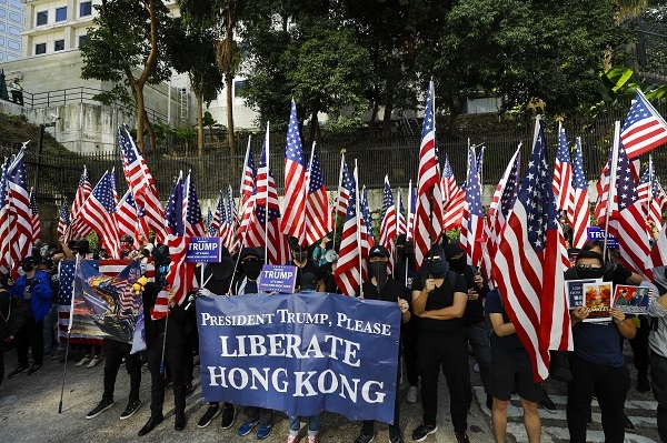 미국 총영사관 밖 홍콩 시위대. 사진=연합뉴스