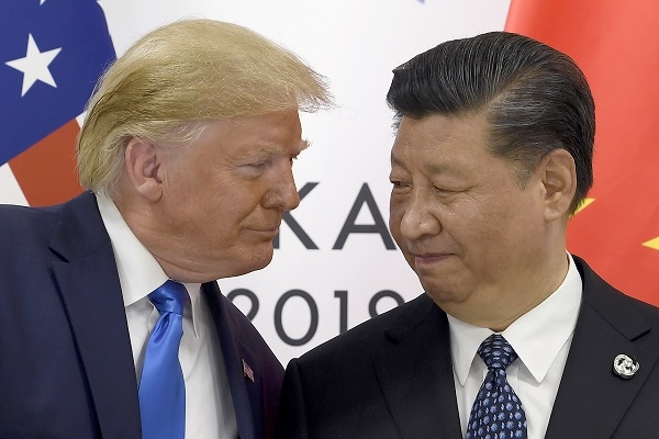 도널드 트럼프(왼쪽) 미국 대통령과 시진핑 중국 국가주석이 지난 6월 29일 G20(주요 20개국) 정상회의가 열리고 있는 일본 오사카에서 양자 정상회담에 앞서 얼굴을 마주하고 있다.