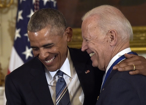 버락 오바마 전 미국 대통령이 지난 2017년 조 바이든 전 부통령에게 자유메달을 수여하는 모습. 사진=연합뉴스