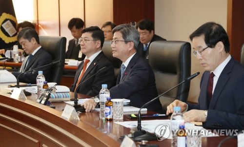 김명수 대법원장(오른쪽 두 번째)이 12일 오전 서울 서초구 대법원 청사에서 사법행정자문회의 2차 회의를 주재하고 있다. (사진=연합뉴스)