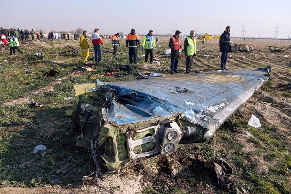 8일(현지시간) 최소 170명의 승객을 태우고 이란 수도 테헤란을 이륙한 직후 추락한 우크라이나 여객기의 잔해가 테헤란 외곽에 흩어져 있다. 사진=연합뉴스