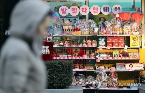 밸런타인데이인 14일 오전 서울 시내 한 편의점 외부에 초콜릿이 진열되어 있다.