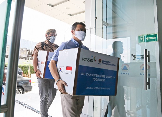 KT&G(사장 백복인)가 지난 5일 인도네시아 정부에 1억원 상당의 신종 코로나바이러스감염증(코로나19) 진단키트를 지원했다.사진=KT&G제공