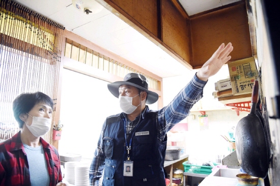 상가에서 전기안전요령을 알려주고 있는 공사 직원 모습.사진=한국전기안전공사 제공