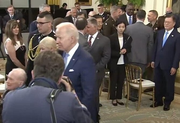 문재인 대통령이 21일(현지시간) 미국 백악관 이스트룸에서 열린 명예훈장 수여식에서 서있는 모습. 사진=온라인 커뮤니티