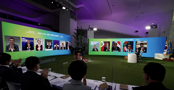 5월 31일 ‘2021 P4G 서울 녹색미래 정상회의’에서 문재인 대통령과 참석자들이 '서울 선언문'을 채택한 뒤 박수를 치고 있다. 사진=청와대