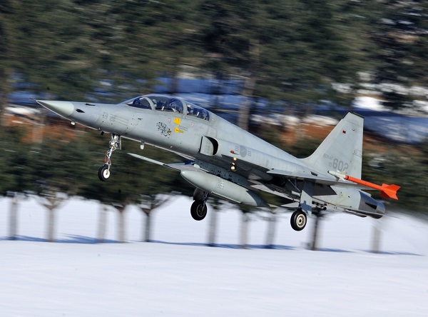 KF-5E가 이륙하는 모습. 사진=공군 홈페이지 갈무리