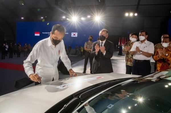 올해 3월 열린 현대차 인도네시아 공장 준공식에 참석한 조코 위도도 인도네시아 대통령이 아이오닉 5에 서명하고 있다./현대차그룹